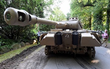 Свежие новости: В Германии в подвале виллы 84-летний мужчина хранил торпеду, зенитку и 40-тонный нацистский танк