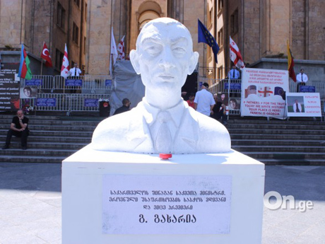 Свежие новости: В центре Тбилиси установили бюст главы МВД с кнопкой 