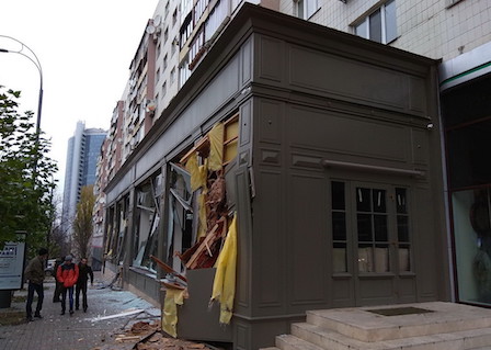 Свежие новости: В Киеве неизвестные за считанные минуты разгромили мебельный магазин экскаватором