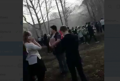 Свежие новости: Дети прыгали из окон: в России ученик поджег школу и устроил резню