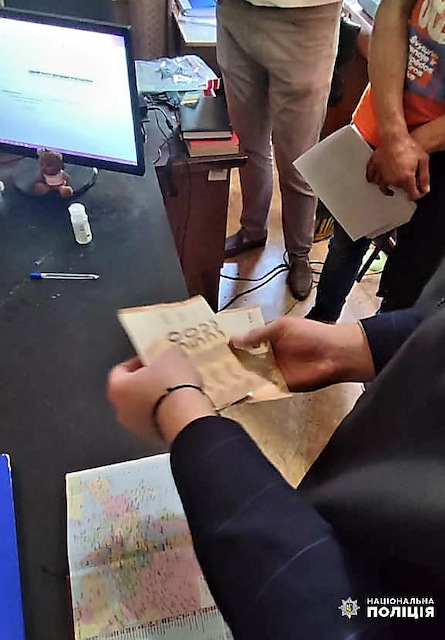 Фото новости: Николаевец предлагал 250 евро взятки офицеру полиции, чтобы его не привлекали к уголовной ответственности за наркотики Свежие новости: Николаевец предлагал 250 евро взятки офицеру полиции, чтобы его не привлекали к уголовной ответственности за наркотики