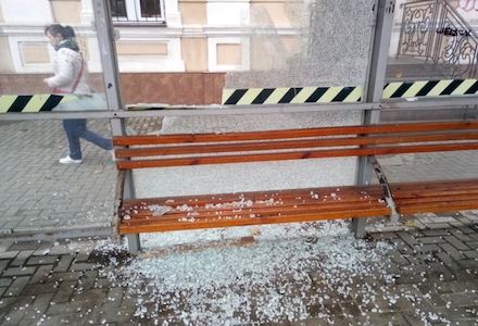 Свежие новости: В Николаеве неизвестные разбили стеклянную остановку