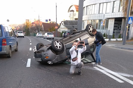 Свежие новости: ВИДЕО: В Киеве двое парней под наркотиками перевернулись на Chery
