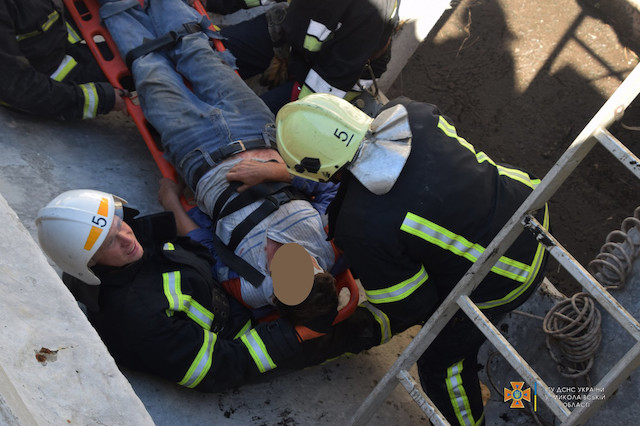 Свежие новости: У Миколаєві робітник впав у чотириметровий колектор – постраждалого дістали рятувальники