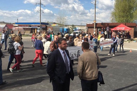 Свежие новости: Под Киевом родители школьников перекрыли трассу