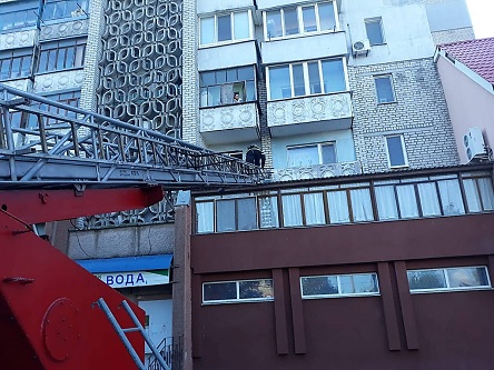 Свежие новости: Николаевские спасатели достали с крыши магазина 6-летнюю девочку, которая залезла туда через балкон, пока мамы не было дома