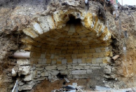 Свежие новости: В Николаеве во время строительства нашли старинную подземную кладку