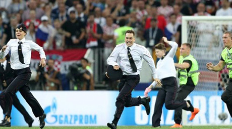 Свежие новости: На финале ЧМ-2018 участницы Pussy Riot требовали освободить политзаключенных