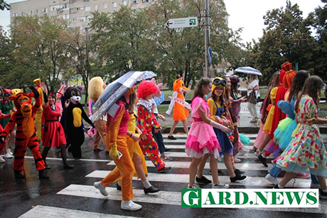 Свежие новости: Южноукраинский ЦДЮТ отметил 30-ти летие парадом кукол и танцевальным флешмобом