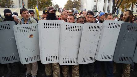 Свежие новости: Под Радой возобновились противостояния: полиция применяет газ