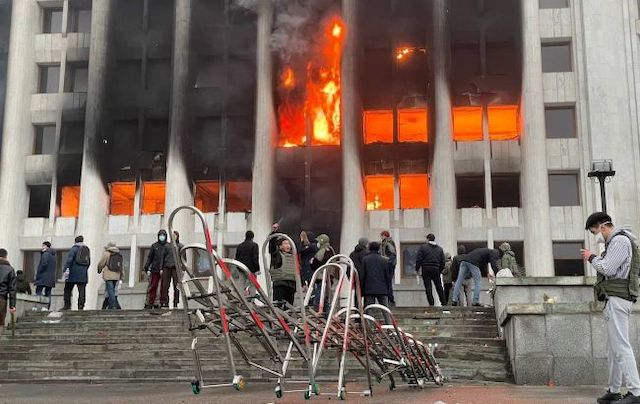 Свежие новости: В Алматы продолжается зачистка: слышны выстрелы и взрывы, митингующие штурмуют телевышку