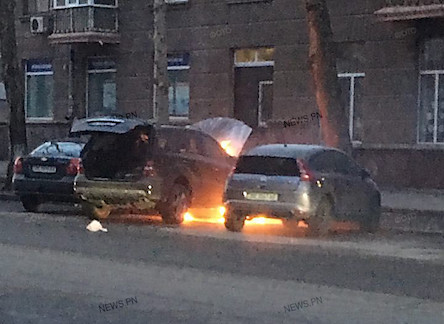 Свежие новости: В центре Николаеве неизвестные подожгли автомобиль