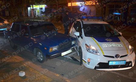 Свежие новости: В Николаеве водитель на «Жигулях», удирая от полицейских, таранил патрульный «Приус»