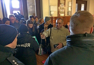 Свежие новости: После беспорядка на сессии, «регламентная комиссия» решила усилить пропускной режим в здании мэрии Николаева