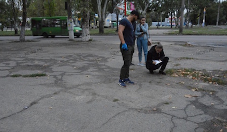 Свежие новости: В Николаеве мужчину ранили и отобрали у него сумку с сотнями тысяч гривен