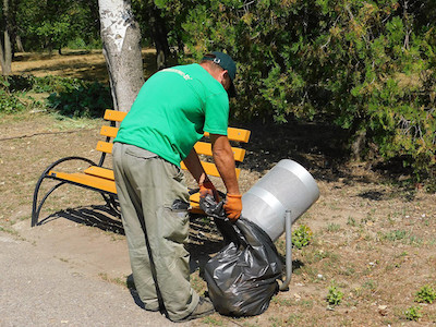 Свежие новости: Николаевские комунальщики посетовали на горожан, которые не доносят мусор до урн в парке «Победы»