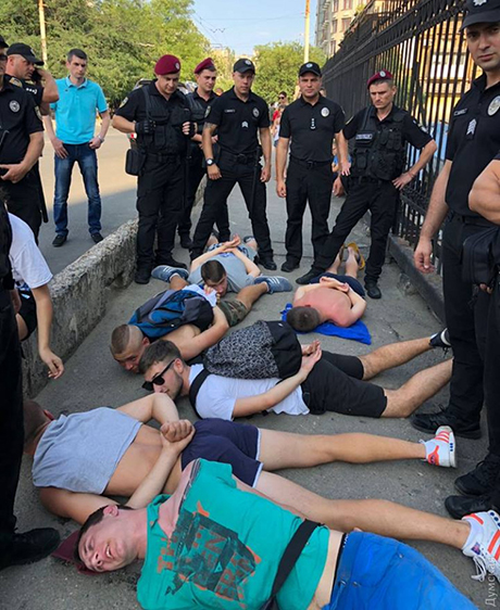 Свежие новости: Фаны Динамо в Одессе подрались с болельщиком Шахтера и ограбили женщину