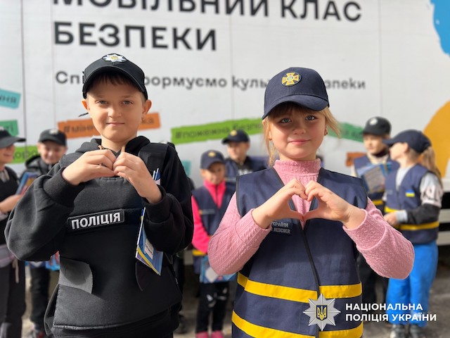 Фото новости: На Баштанщині поліцейські та рятувальники ділилися із ліцеїстами корисними знаннями Свежие новости: На Баштанщині поліцейські та рятувальники ділилися із ліцеїстами корисними знаннями