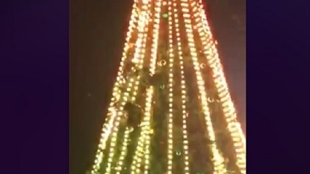 Свежие новости: ВИДЕО: В Борисполе пьяный мужчина влез на главную елку города