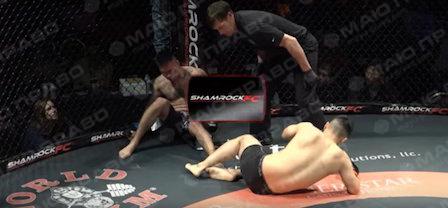 Фото новости: ВИДЕО: На турнире MMA соперники одновременно нокаутировали друг друга Свежие новости: ВИДЕО: На турнире MMA соперники одновременно нокаутировали друг друга