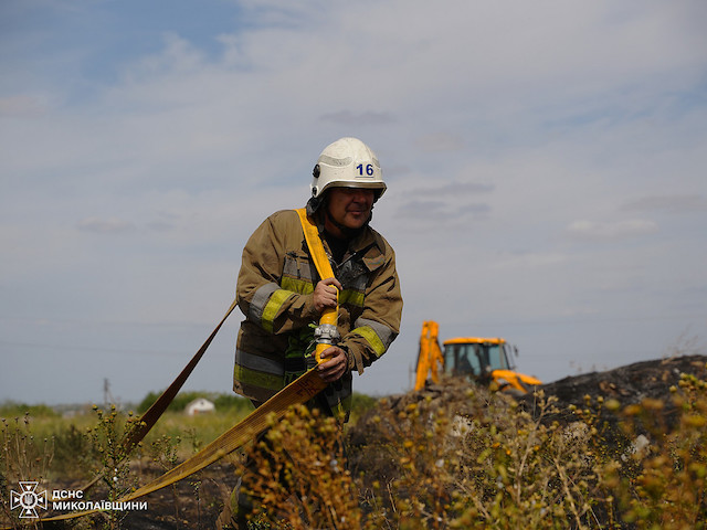 Свежие новости: На Миколаївщині понад 20 рятувальників гасили пожежу біля сміттєзвалища