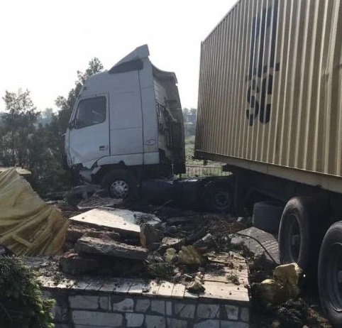 Свежие новости: Под Николаевом фура снесла памятник погибшим воинам