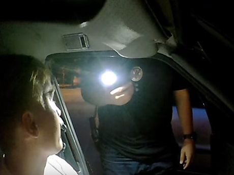 Свежие новости: В сети появилось видео, на котором задержанный на Николаевщине псевдополицейский пытается «развести» водителя на деньги