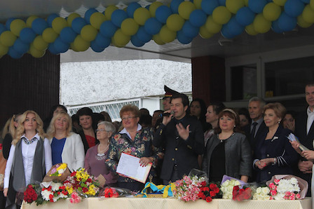 Свежие новости: Родители украинских школьников обратились к чиновникам и депутатам с просьбой не приходить на линейки 1 сентября