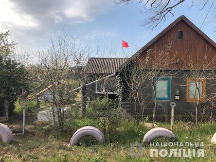 Фото новости: В Одесской области мужчина повесил над домом коммунистический флаг: открыто производство Свежие новости: В Одесской области мужчина повесил над домом коммунистический флаг: открыто производство