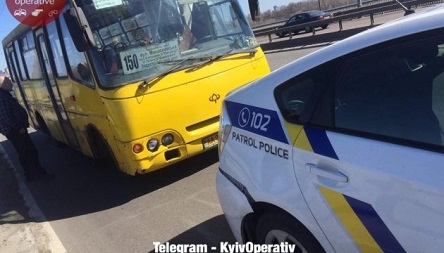 Свежие новости: У Києві маршрутка врізалася в поліцейське авто