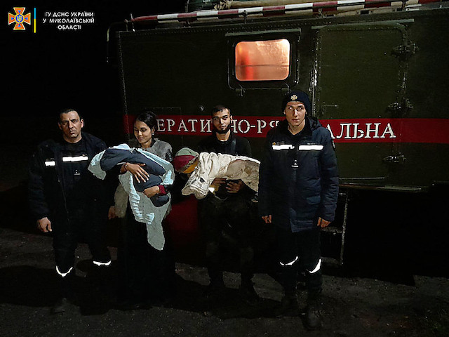 Свежие новости: На Николаевщине спасатели доставили домой семью с маленькими детьми, чей автомобиль застрял на полевой дороге