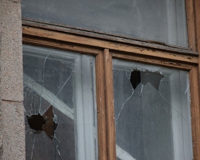 Свежие новости: В Николаеве хулиган побил окна в здании мэрии