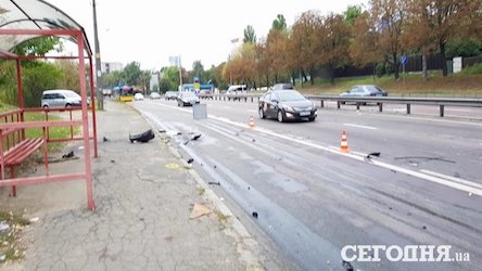 Свежие новости: Жуткое ДТП в Киеве: автомобиль врезался в отбойник и несколько раз перевернулся