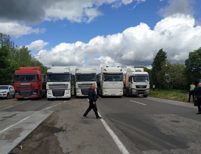 Свежие новости: Под Николаевом большегрузы заблокировали трассу