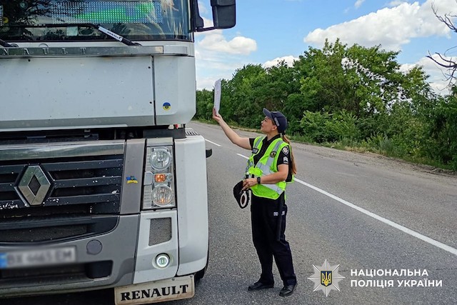 Свежие новости: На Миколаївщині в денну пору доби поліцейські обмежують рух великогабаритного транспорту