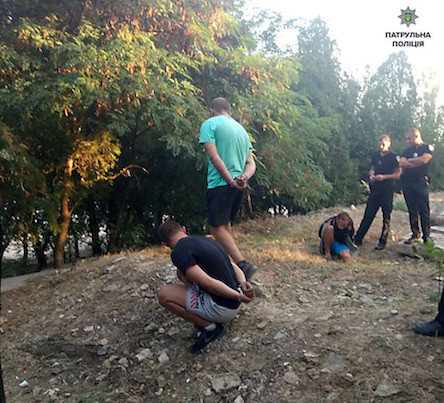 Свежие новости: Напали, избили и отобрали сумки: В Николаеве патрульные задержали троих вероятных грабителей