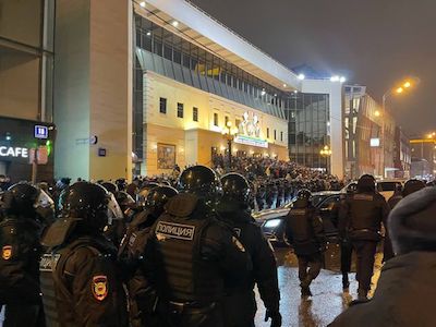 Свежие новости: В Москву стянули бронетехнику