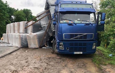 Свежие новости: На трассе Одесса-Южный перевернулась фура