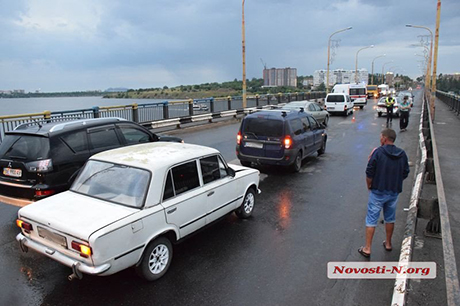 Свежие новости: На Варваровском мосту пробка: столкнулись два автомобиля