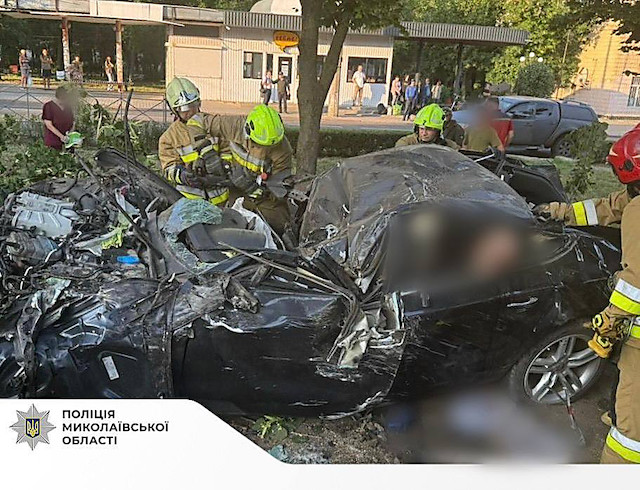 Свежие новости: ДТП на світанку: в Миколаєві Audi зніс дерева — двоє людей загинули