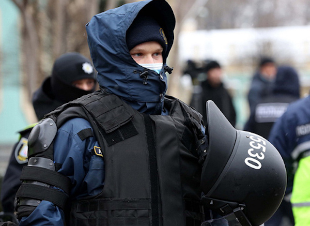 Фото новости: Полиции хотят поднять зарплаты за счет штрафов и акцизов Свежие новости: Полиции хотят поднять зарплаты за счет штрафов и акцизов