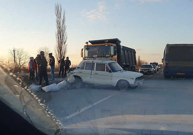 Свежие новости: Возле Николаева на трассе грузовик въехал в легковушку – образовалась пробка