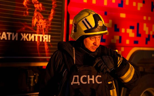 Свежие новости: РФ вдарила по школі у Києві: вхід в укриття з людьми засипало