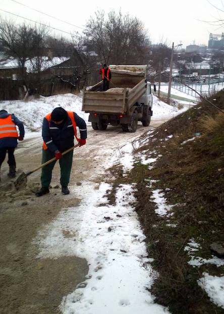 Свежие новости: В Николаеве посыпают дороги противогололедной смесью