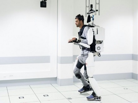 Свежие новости: Парализованный мужчина снова начал ходить благодаря экзоскелету