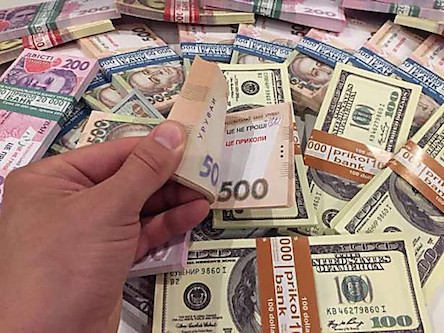 Свежие новости: В Чернигове в фальшивом обменнике мужчине обменяли 40 тысяч долларов на сувенирный миллион гривен
