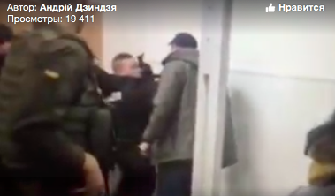 Свежие новости: ВИДЕО: Парасюк напал на полицейских в суде Мариуполя