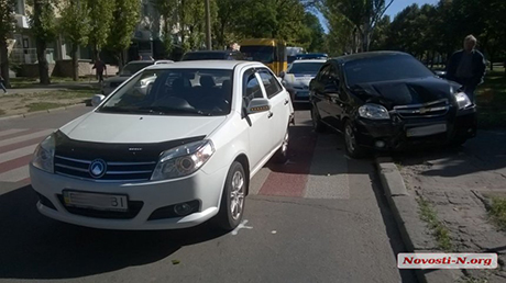 Свежие новости: В центре Николаева «Джили» после столкновения с «Шевроле» сбил пешехода: девушка госпитализирована