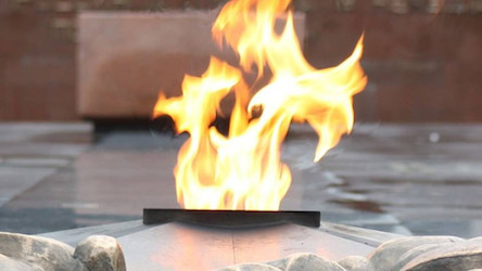 Свежие новости: Подросток, который в Николаеве залил газировкой Вечный огонь, вместе со своей матерью будет платить штраф