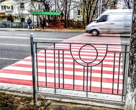 Свежие новости: ФОТО: В Киеве на Отрадном установили забор перед пешеходным переходом